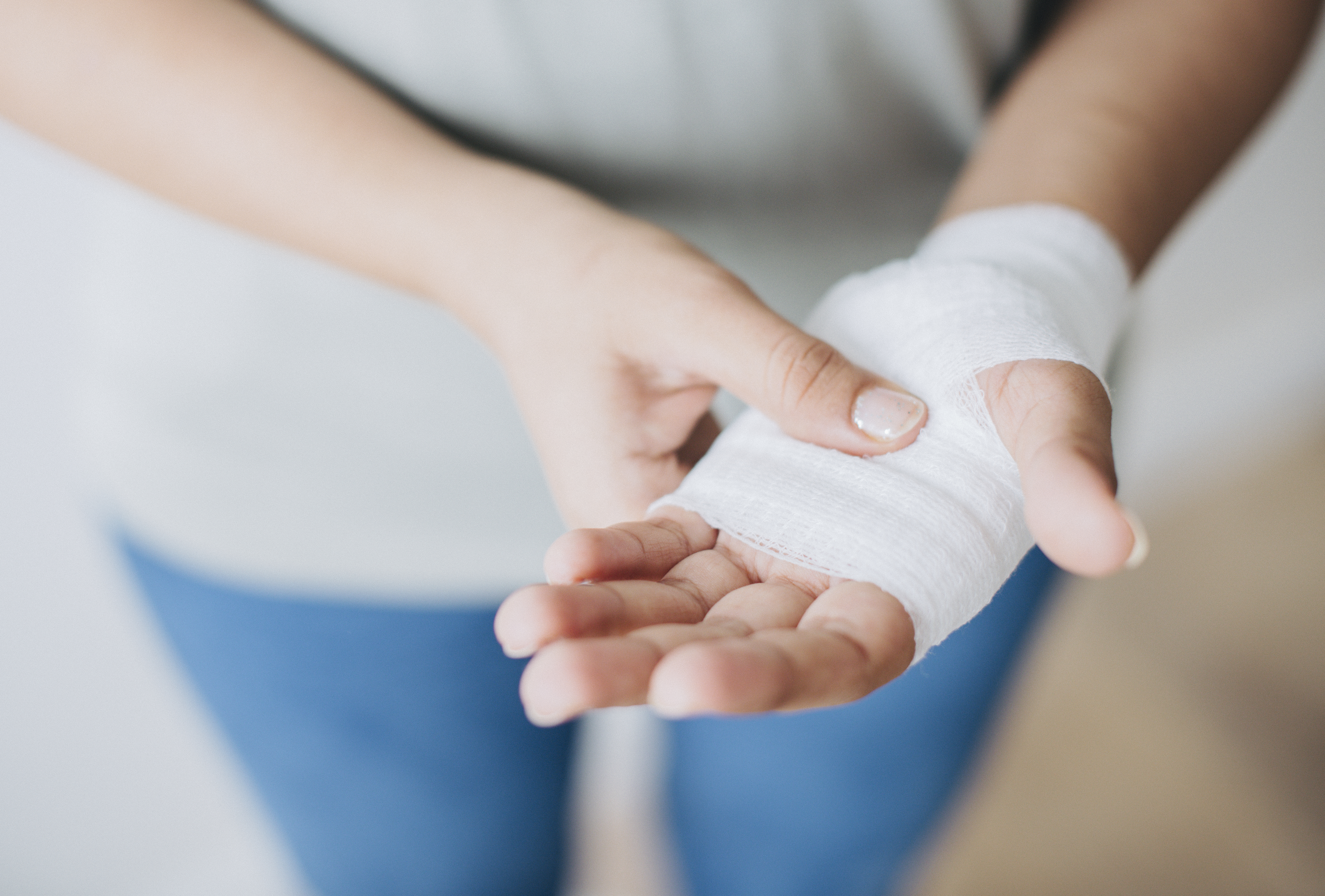 Injured Hand photo leading to link for Comprehensive Personal Injury Service